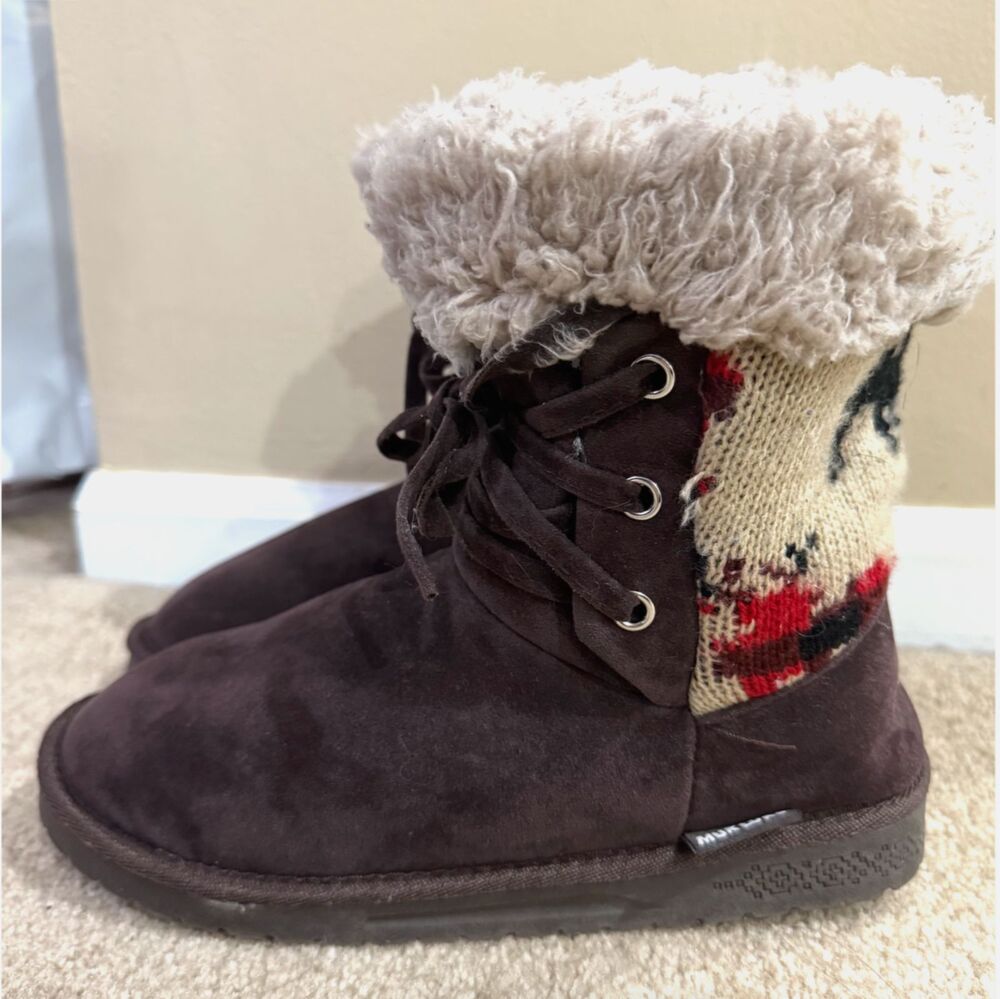 Muk Luks Lodge Boots 8 Womens Reindeer Knit Cozy Cabin Sweater Slipper Bootie
